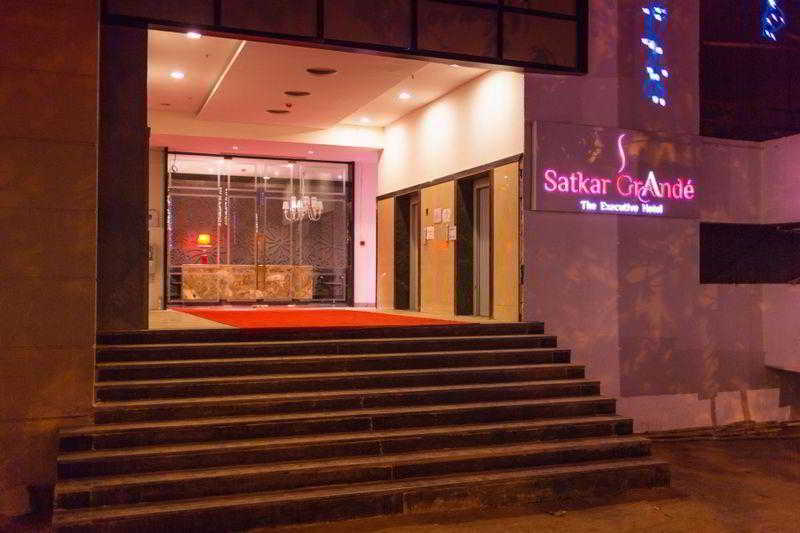 Hotel Satkar Grande Тане Екстериор снимка